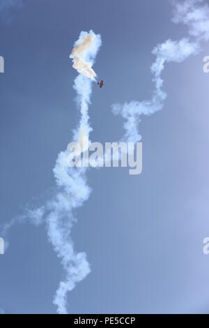 "Oracle Challenger", pilotato da Sean D. Tucker, immersioni in aria durante il 2015 MCAS Miramar Air Show a bordo di Marine Corps Air Station Miramar, California, Ott 3. Tucker eseguita aerobatic acrobazie per la folla si sono riuniti presso il più grande aereo militare in mostra la nazione. (U.S. Marine Corps Photo by Lance Cpl. Kimberlyn Adams/rilasciato) Foto Stock