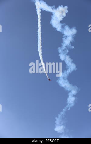 "Oracle Challenger", pilotato da Sean D. Tucker, immersioni in aria durante il 2015 MCAS Miramar Air Show a bordo di Marine Corps Air Station Miramar, California, Ott 3.Tucker eseguita aerobatic acrobazie per la folla si sono riuniti presso il più grande aereo militare in mostra la nazione. (U.S. Marine Corps Photo by Lance Cpl. Kimberlyn Adams/rilasciato) Foto Stock