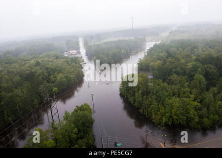 Un Coast Guard sorvolamento mostra gli effetti perduranti di inondazioni in Charleston S.C. e le aree circostanti, il 5 ottobre 2015. Foto Stock