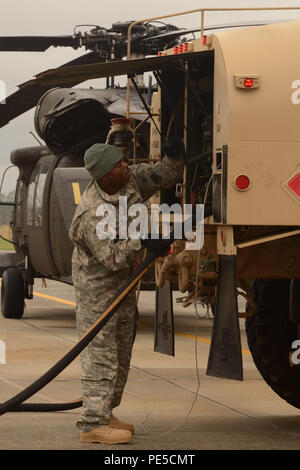 Il personale sergente Dwayne Colomba, un soldato dalla Carolina del Sud esercito nazionale della guardia st 1-151attacco battaglione di ricognizione a McEntire comune di Guardia Nazionale Base, refuels un UH-60 Black Hawk elicottero in preparazione alla condotta di salvataggio di emergenza e operazioni di risposta in tutto lo stato, il 5 ottobre 2015. La Carolina del Sud la Guardia Nazionale è stata attivata per il supporto di stato e contea di gestione di emergenza e le agenzie locali di prima emergenza come storico impatti di allagamento contee statewide. Attualmente, oltre 1.100 Carolina del Sud la guardia nazionale i membri sono stati attivati in risposta al diluvio Foto Stock