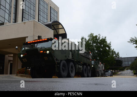 Stati Uniti I soldati della Carolina del Sud esercito nazionale della guardia ingegnere 266th distacco dalla McCrady Training Center, pompa acqua fresca nel principale e fognature per rifornire la scorta di Palmetto Health Richland in Columbia, S.C., durante una statewide Flood response, il 5 ottobre 2010. La Carolina del Sud la Guardia Nazionale è stata attivata per il supporto di stato e contea di gestione di emergenza e le agenzie locali di prima emergenza come storico impatti di allagamento contee statewide. Attualmente, oltre 1.100 Carolina del Sud la guardia nazionale i membri sono stati attivati in risposta alle inondazioni. (U.S. Aria Na Foto Stock