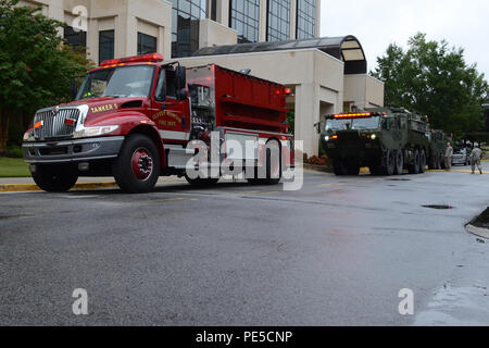 Stati Uniti I soldati della Carolina del Sud esercito nazionale della guardia ingegnere 266th distacco dalla McCrady Training Center, pompa acqua fresca nel principale e fognature per rifornire la scorta di Palmetto Health Richland in Columbia, S.C., durante una statewide Flood response, il 5 ottobre 2010. La Carolina del Sud la Guardia Nazionale è stata attivata per il supporto di stato e contea di gestione di emergenza e le agenzie locali di prima emergenza come storico impatti di allagamento contee statewide. Attualmente, oltre 1.100 Carolina del Sud la guardia nazionale i membri sono stati attivati in risposta alle inondazioni. (U.S. Aria Na Foto Stock