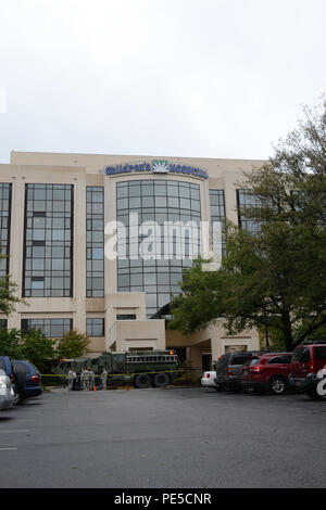 Stati Uniti I soldati della Carolina del Sud esercito nazionale della guardia ingegnere 266th distacco dalla McCrady Training Center, pompa acqua fresca nel principale e fognature per rifornire la scorta di Palmetto Health Richland in Columbia, S.C., durante una statewide Flood response, il 5 ottobre 2010. La Carolina del Sud la Guardia Nazionale è stata attivata per il supporto di stato e contea di gestione di emergenza e le agenzie locali di prima emergenza come storico impatti di allagamento contee statewide. Attualmente, oltre 1.100 Carolina del Sud la guardia nazionale i membri sono stati attivati in risposta alle inondazioni. (U.S. Aria Na Foto Stock