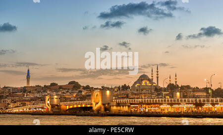 Il Ponte di Galata Eminonu e costa al tramonto, Istanbul, Turchia Foto Stock