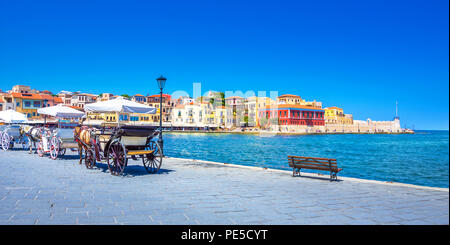 Carrozze e il faro del porto vecchio di Chania, Creta, Grecia. Foto Stock