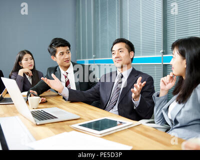 Asian corporate executive e il suo team di business meeting e negoziare con il client. Foto Stock