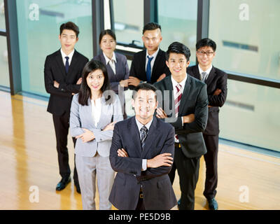 Ritratto di una riuscita asian business team guidato da un senior manager. Foto Stock