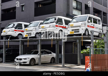 Auto accatastate in un multipiano parcheggio a causa della mancanza di spazio, Kyoto in Giappone Foto Stock