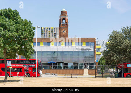 Il Teatro di Broadway e il Municipio di clock tower, Broadway, Barking, London Borough of Barking e Dagenham, Greater London, England, Regno Unito Foto Stock