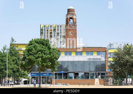 Il Teatro di Broadway e il Municipio di clock tower, Broadway, Barking, London Borough of Barking e Dagenham, Greater London, England, Regno Unito Foto Stock