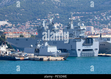 Dixmude L9013 un assalto anfibio nave della Marina Militare francese ancorata al francese importante base navale di Tolone nel sud della Francia Foto Stock