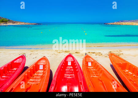 Schede di kayak in spiaggia Maganari, dell'isola di Ios, Cicladi Grecia Foto Stock