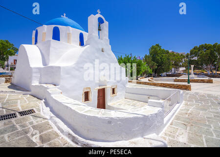 Case tradizionali, mulini a vento e le chiese dell'isola di Ios, Cicladi Grecia. Foto Stock