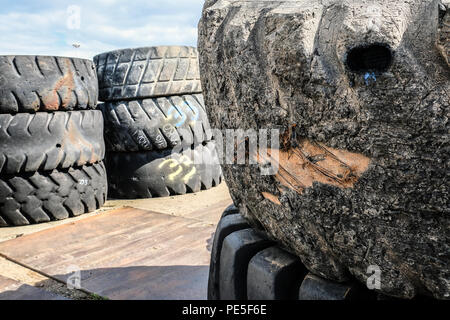 Indossavano gigante fuori i pneumatici in gomma Foto Stock