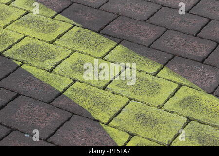 Nastro giallo pattern strada 'arte' dipinta sul sentiero a Canberra CBD e principale area turistica. Foto Stock