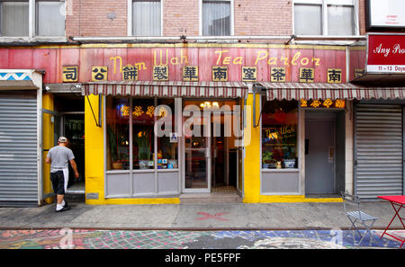 Nom Wah Tea Parlor 南华茶室, 13 Doyers St, New York, New York. Di fronte a un ristorante dim sum a Manhattan Chinatown. Foto Stock