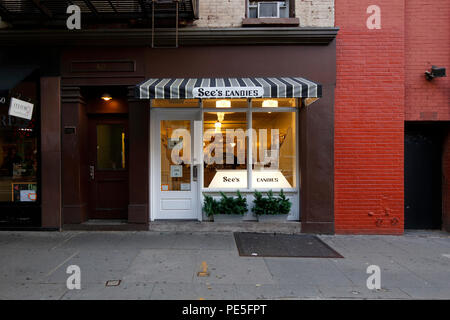 Vedere la caramelle, 60 W 8St, New York, NY. esterno alla vetrina di un cioccolato e negozio di caramelle nel Greenwich Village quartiere di Manhattan. Foto Stock