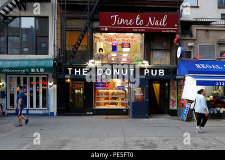La Ciambella Pub, 203 W 14th St, New York, NY. esterno alla vetrina di un negozio di ciambelle nel quartiere di Chelsea di Manhattan. Foto Stock