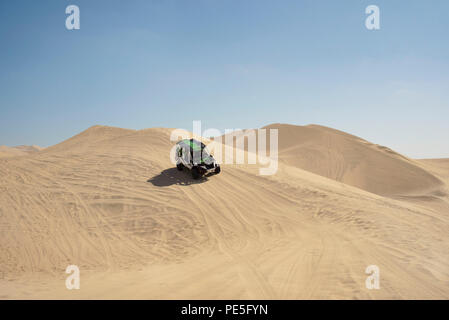 Dune Buggy la guida verso il basso di una duna di sabbia. Huacachina, Ica, Perù. Lug 2018 Foto Stock