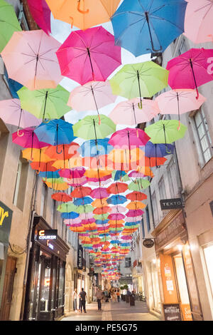 Ombrello,ombrelloni,colorata,l'arte,l'installazione,artwork,a,main,negozi,street,a,centro,d,Carcassonne,Aude,regione,sud,d,Francia,francese,l'Europa, Foto Stock