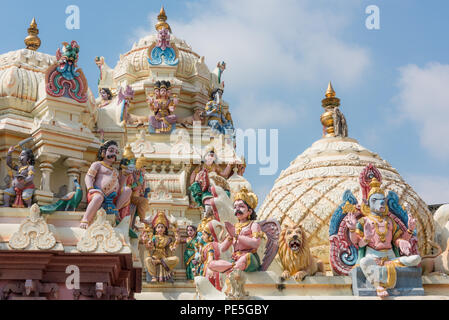 Dettagli del tetto del Arulmigu Rajamariamman tempio a Johor Bahru, Malaysia Foto Stock