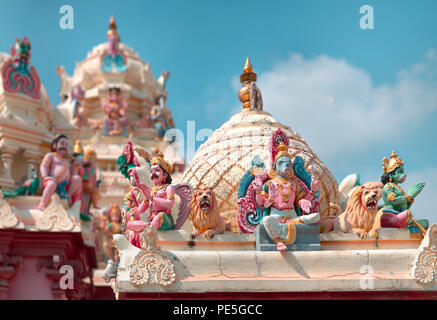 Dettagli del tetto del Arulmigu Rajamariamman tempio a Johor Bahru, Malaysia Foto Stock