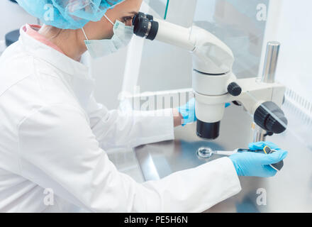 Medico o scienziato che lavora su biotech esperimento in laboratorio Foto Stock