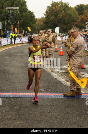 Jenny Mendez Suanca di San Jose, Costa Rica, attraversa la linea di arrivo al quarantesimo annuale di Marine Corps Marathon, Arlington, Virginia, 25 ottobre 2015. Suanca finito il 26.2 miglia race 1 assoluto femmina con un tempo di 2:45:56. (U.S. Marine Corps photo by Lance Cpl. Eliseo N. Peake/rilasciato) Foto Stock