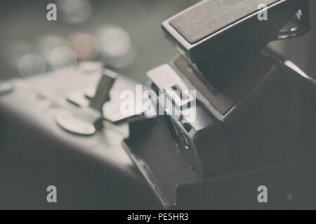 Vintage Istantanea telecamera su una vecchia valigia con un lucchetto aperto Foto Stock