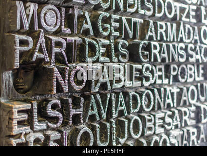 Dettaglio della porta di bronzo della facciata della Passione della Sagrada Familia a Barcellona. Il vangelo porte contengono testi del Nuovo Testamento che raffigura la Passio Foto Stock