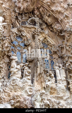 La Sagrada Familia Esterno facciata della Natività - Il coro di baby Angeli celebra la nascita di Gesù e guardando sopra la mangiatoia. Foto Stock