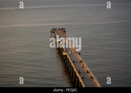 Saltburn Pier e persone. Foto Stock