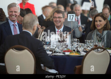 Il Segretario della Difesa Ash Carter condivide un momento di luce con gli ospiti che si prepara ad offrire commento al terzo annuale nazionale Reagan Forum di difesa a Ronald Reagan Presidential Library in Simi Valley, California, nov. 7, 2015. (Foto di Senior Master Sgt. Adrian Cadice)(rilasciato) Foto Stock