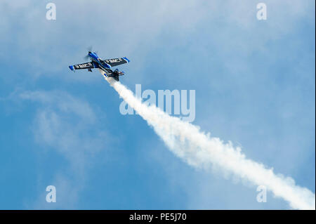 Il Window World MXS-RH, un aereo aerobatico monoposto in fibra di carbonio, esegue una manovra di rollio durante lo spettacolo aereo Thunder Over South Georgia presso la Moody Air Force base, Georgia. Progettato per l'aerobica da competizione, il modello MXS-RH resiste a 14 GS positivi e negativi ed è dotato di un motore Lycoming AEIO-540 a sei cilindri. L'aeromobile dimostra capacità acrobatiche avanzate, tra cui rotoli, loop e giri ad alto G per esposizioni pubbliche e addestramento dei piloti. Foto Stock