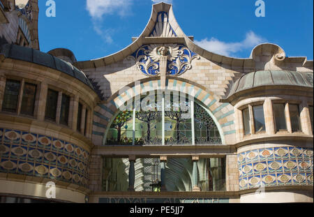 Dettaglio dell Art Nouveau artwork su ingresso al Royal Arcade nel centro città di Norwich, Norfolk, Inghilterra Foto Stock