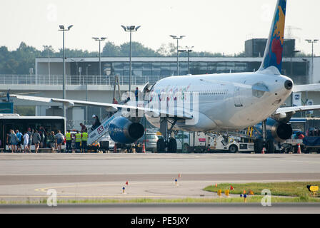 Airbus A320 200 del lituano leisure airline piccolo pianeta delle compagnie aeree in Aeroporto Lech Walesa di Danzica, Polonia. 9 agosto 2018 © Wojciech Strozyk / Alamy Foto Stock