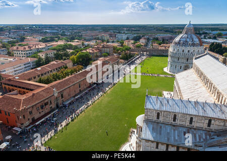Vista dalla cima della torre pendente di Pisa verso la Cattedrale e il Battistero di Pisa Foto Stock