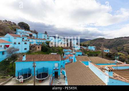 Juzcar edifici del villaggio (compresa la chiesa) sono state dipinte di puffo-blu di Sony España per celebrare la premiere del film I Puffi. Foto Stock