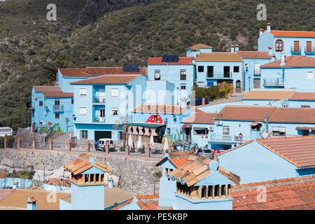 Juzcar edifici del villaggio (compresa la chiesa) sono state dipinte di puffo-blu di Sony España per celebrare la premiere del film I Puffi. Foto Stock