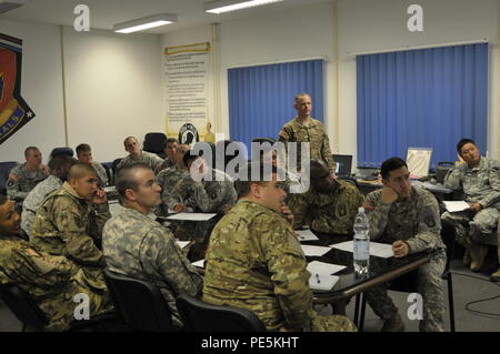 I soldati della 412 Aviazione Battaglione di supporto condotta Giorno uno del contatore improvvisato dispositivo esplosivo formazione insegnato a Shipton Kaserne qui sett. 28 dai bracci combinato Training Center Home Stazione del Team di formazione. (U.S. Foto dell'esercito da Charles Rosemond/rilasciato) Foto Stock