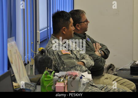 I soldati della 412 Aviazione Battaglione di supporto condotta Giorno uno del contatore improvvisato dispositivo esplosivo formazione insegnato a Shipton Kaserne qui sett. 28 dai bracci combinato Training Center Home Stazione del Team di formazione. (U.S. Foto dell'esercito da Charles Rosemond/rilasciato) Foto Stock