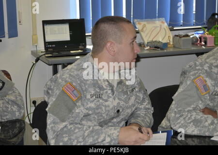 I soldati della 412 Aviazione Battaglione di supporto condotta Giorno uno del contatore improvvisato dispositivo esplosivo formazione insegnato a Shipton Kaserne qui sett. 28, dai bracci combinato Training Center Home Stazione del Team di formazione. (U.S. Foto dell'esercito da Charles Rosemond/rilasciato) Foto Stock