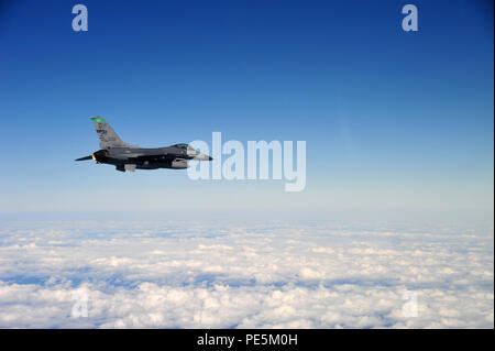 Lt. Col. Scott Schaupeter, un F-16 pilota con il centottantesimo Fighter Wing, Ohio Air National Guard, vola un aria-aria sortie sul Golfo del Messico sett. 17. Circa 120 aviatori dal centottantesimo FW viaggiato a Tyndall a partecipare alla lotta contro Archer esercizio, un sistema di armi a un programma di valutazione progettato per testare l'efficacia dei nostri aviatori e aria-aria sistema di arma capacità del nostro F-16s e altri aerei da combattimento. La formazione permette ai nostri piloti per fornire un collegamento vitale per la difesa del nostro paese. Foto Stock