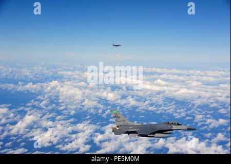 Lt. Col. Scott Schaupeter e il tenente Col. Nick Zetocha, un F-16 piloti con il centottantesimo Fighter Wing, Ohio Air National Guard, volare un aria-aria sortie sul Golfo del Messico sett. 17. Circa 120 aviatori dal centottantesimo FW viaggiato a Tyndall a partecipare alla lotta contro Archer esercizio, un sistema di armi a un programma di valutazione progettato per testare l'efficacia dei nostri aviatori e aria-aria sistema di arma capacità del nostro F-16s e altri aerei da combattimento. La formazione permette ai nostri piloti per fornire un collegamento vitale per la difesa del nostro paese. Foto Stock