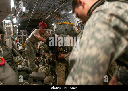 Un rigger assegnato alla xi Quartermaster società assiste i paracadutisti rigging Paracaduti a bordo di una C17 Globemaster III prima di un salto nel White Sands Missile Range, N.M., come parte dell'esercito di integrazione di rete valutazione 16.1, Sett. 27, 2015. Il 2° Brigata Team di combattimento, ottantaduesima Airborne Division provvisto del giunto di ingresso forzato il funzionamento di NIE 16.1, la prova finale di un concetto di esercizio per l'esercito valutazioni di combattimento che si concentrano su esplorare nuove idee per la tecnologia, tattiche e concetti. NIE 16.1 è iniziata alla fine di settembre e viene eseguito attraverso i primi di ottobre e comprende oltre 10.000 U.S. Un Foto Stock