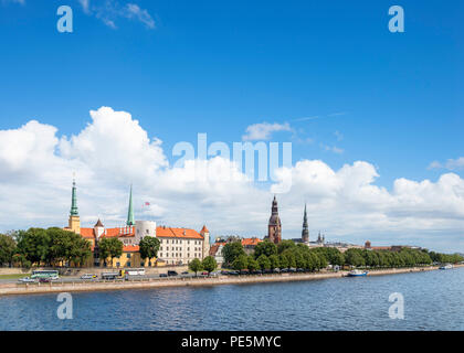 Riga, Lettonia. Vista sul Fiume Daugava della città vecchia ( Old Riga / Vecriga ) con il castello di riga a sinistra, Riga, Lettonia Foto Stock