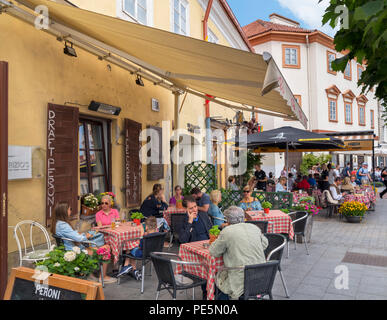 Cafe / Bar sulla piazza del Municipio (Rotušės aikštė) nella Città Vecchia di Vilnius, Lituania Foto Stock