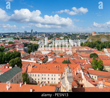 Vista sulla città vecchia da St Johns campanile della Chiesa, guardando verso la cattedrale e Gediminas Hiill, Università di Vilnius, Vilnius, Lituania Foto Stock