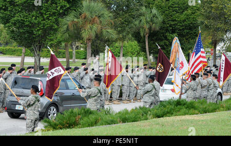 I soldati dell'esercito di riserva comando medici formano una linea e salutate il Mag. Gen. Bryan R. Kelly e la sua famiglia come si allontanarono dall'unità il mutamento della cerimonia di comando sett. 26, 2015, a C.W. Bill giovani forze armate centro di riserva a Pinellas Park, Fla. durante la cerimonia, il Mag. Gen. Maria E. Link ha assunto il comando delle unità da Kelly e il comando Sgt. Il Mag. Marlo V. croce assume la responsabilità da comando Sgt. Il Mag. Harold P. Estabrooks. Foto Stock