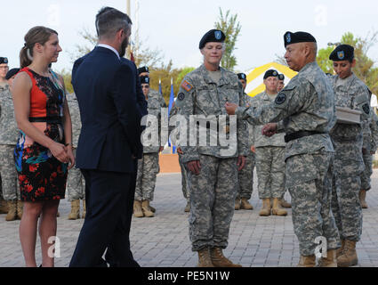 Brig. Gen. Maria E. Link, vice comandante generale dell'esercito di riserva comando medici, riceve la promozione a generale maggiore nel corso di una cerimonia svoltasi sett. 26, 2015, a C.W. Bill giovani forze armate centro di riserva. La cerimonia di promozione è stato un vero affare di famiglia. Link del figlio del, Matteo e Giacobbe Dona apposto il suo nuovo due stelle di rango per la sua uniforme e beret; suo fratello, pensionato U.S. Air Force Col. Jon Link, amministrato il giuramento di ufficio; e sua figlia-in-legge Kinsey Dona fiori ricevuti sul suo nome. Dopo la cerimonia di promozione, Link ha assunto il comando della ARMEDCOM in una modifica del comando cerimonia. Foto Stock